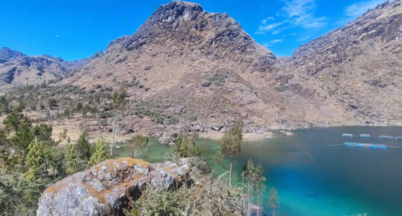Lago altoandino en la región quechua de Ayapata