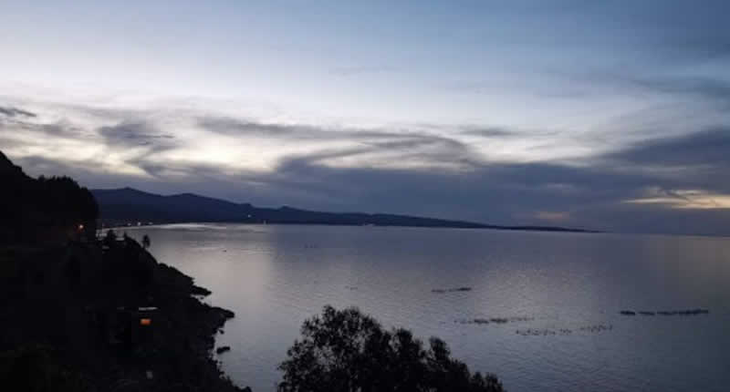 Mirador Natural El Faro – Mirador aymara sobre lago, montañas y Apu Khapia