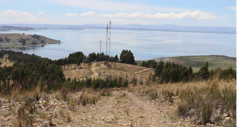 Mirador Natural Paqu Qhawa sobre el Lago Wiñaymarka cerca de Unicachi