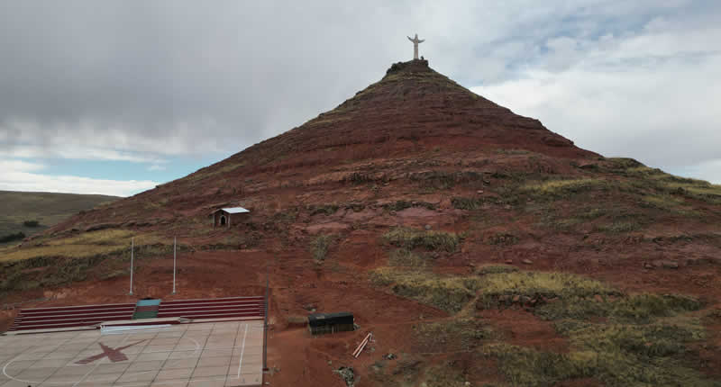 Apu, cerro calvario y mirador natural sobre el altiplano