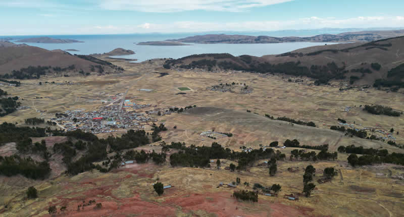 Mirador en el volcán apagado Chuncara en Vilquechico con vista al lago Titicaca