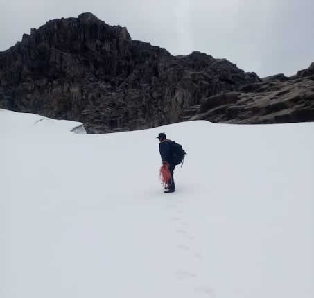 Un apu andino entre cielo, nieve y granito