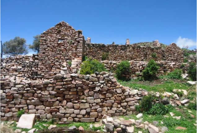 Relieves rupestres, muros inkaicos y arte rupestre en Carpa-Iñacoya
