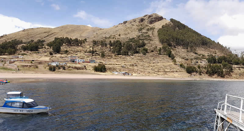 Playa moderna al pie del cerro solitario Sapakollo