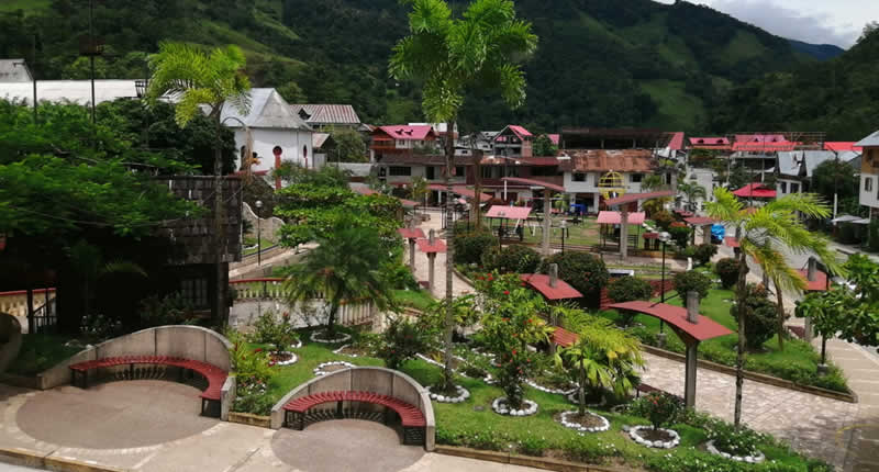 Plaza Los Colonos in Pozuzo – Bühne der austro-deutschen Geschichte im Regenwald