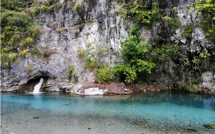  Pozas de Agua y Sal bei Pozuzo in der Selva Central Perus Pozas de Agua y Sal – die türkisfarbenen Salzbecken von Pozuzo