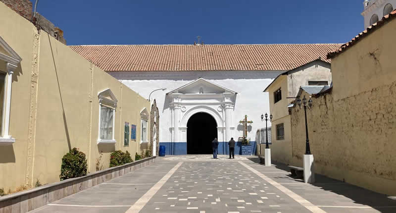 Iglesia principal en la Plaza de Armas de Ilave