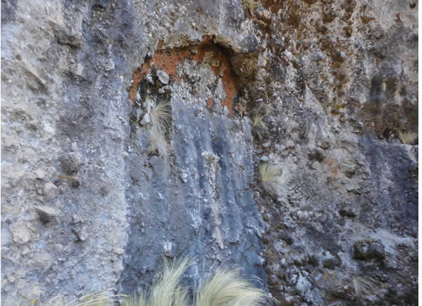 Arco de roca Uma Llawita en el Apu Khapía, en el altiplano de Puno