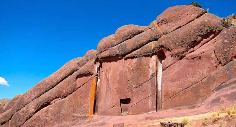 Willca Uta – Aramu Muro: la mística puerta de roca en el lago Titicaca