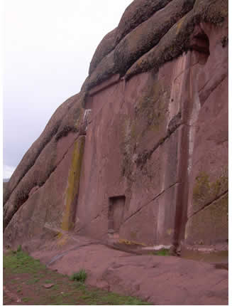 Portal de roca Aramu Muro o Willca Uta cerca del lago Titicaca, en la región Puno