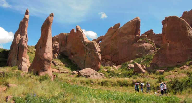 Puerta sagrada de roca, bosque de piedras y centro de energía cerca de Ilave