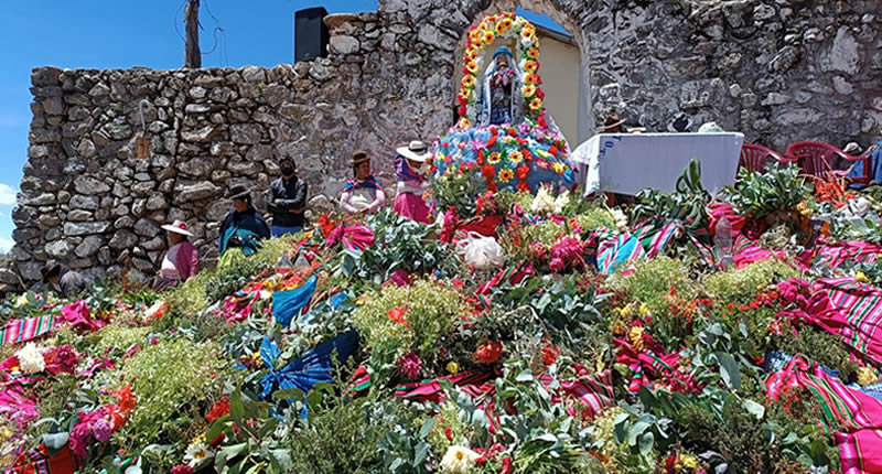 Fiestas y danzas en Huaylluni