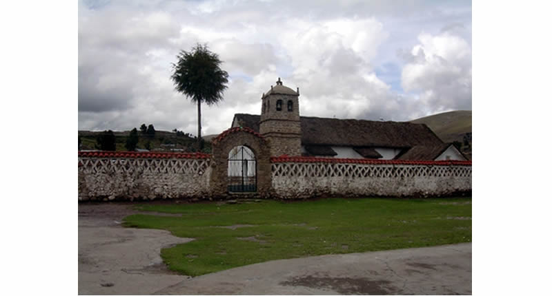Capilla de San Pedro de Challapampa – capilla andina rural con retablo maestro