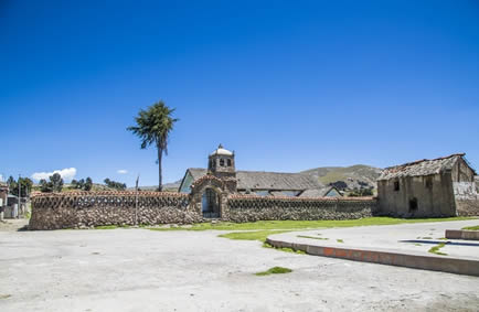 Capilla de San Pedro de Challapampa cerca de la pequeña ciudad de Juli, a orillas del lago Titicaca