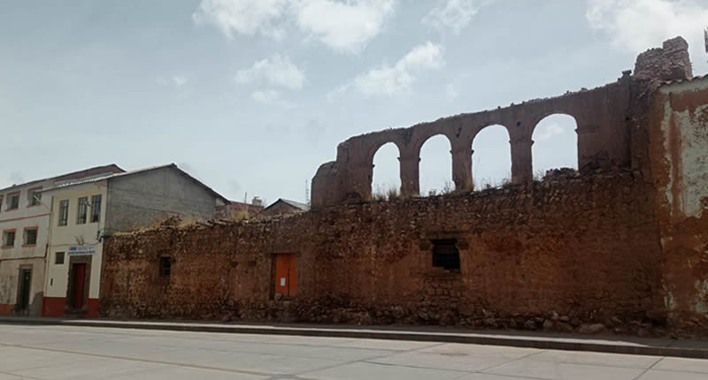 Casa colonial y antigua escuela de élite en la Plaza de Armas de Juli