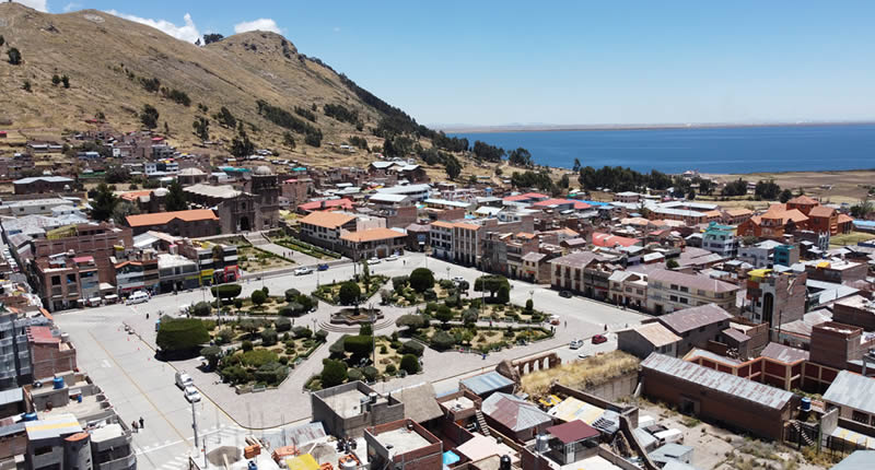 La ciudad de Juli: joya colonial a orillas del lago Titicaca. Vista de la Plaza Mayor