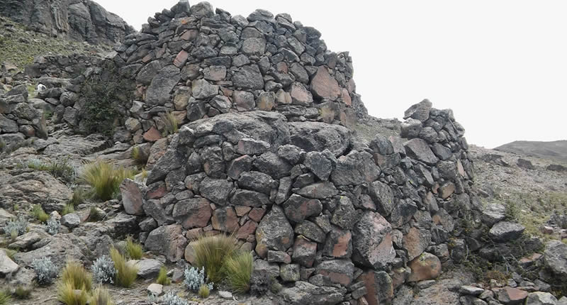 Fortaleza de Tanapaca: ciudadela aymara en la montaña, cerca de Juli