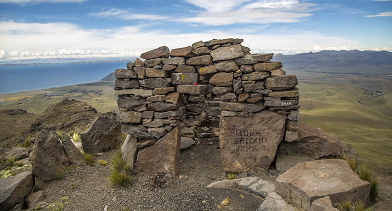 Fortaleza de montaña sobre Challapampa y Sihuayro, en el altiplano de Puno