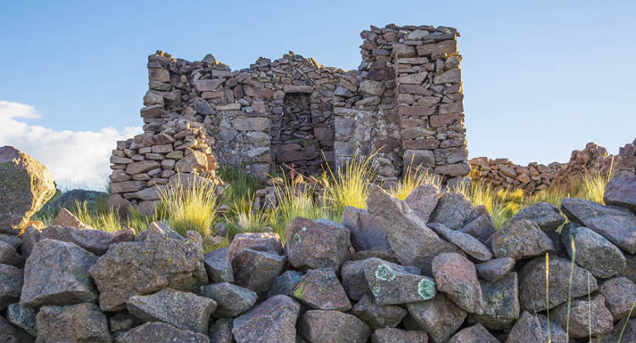 Fortaleza de Pucará cerca de Juli: ciudadela lupaqa sobre el Altiplano