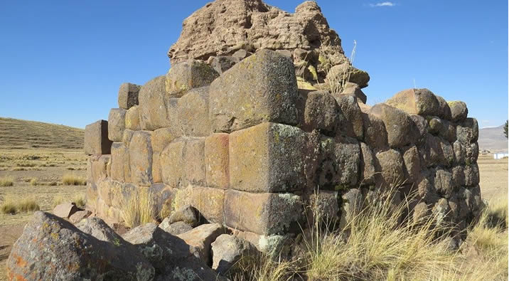 Cementerio de chullpas de los jefes lupaka a orillas del lago Titicaca