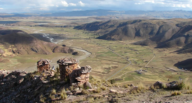 Sitio arqueológico de Inampu: chullpas sobre el Altiplano andino de Puno