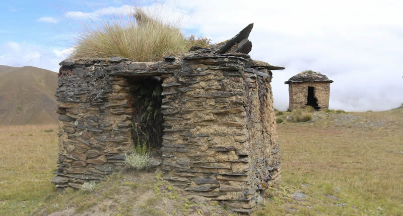 Sitio arqueológico de Wat’amarka – chullpas sobre el valle de Coasa