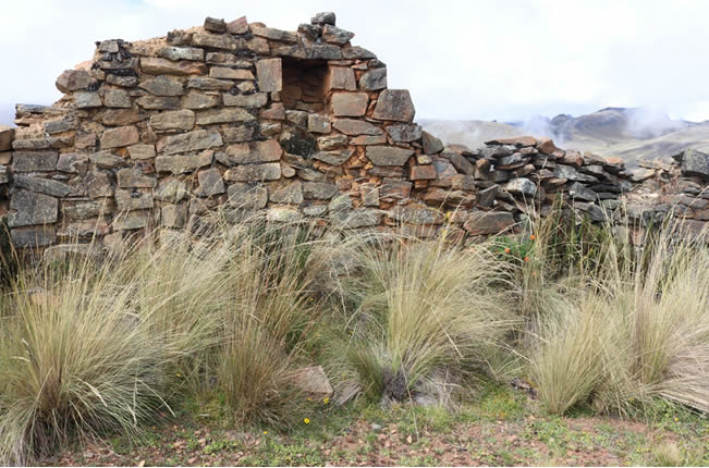 Archäologische Stätte Wilakaya auf einem steilen Kegelberg bei Coasa in der Provinz Carabaya, Puno