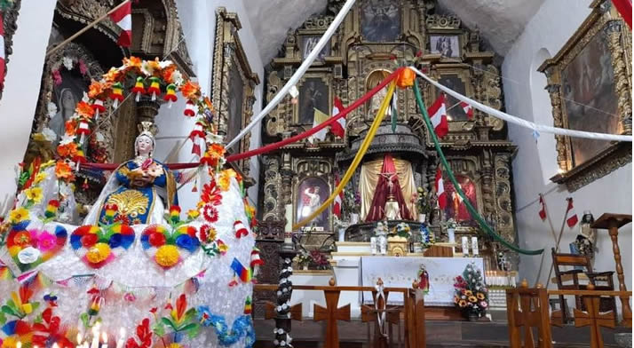 Interior del Templo de San Bartolomé con altar mayor dorado