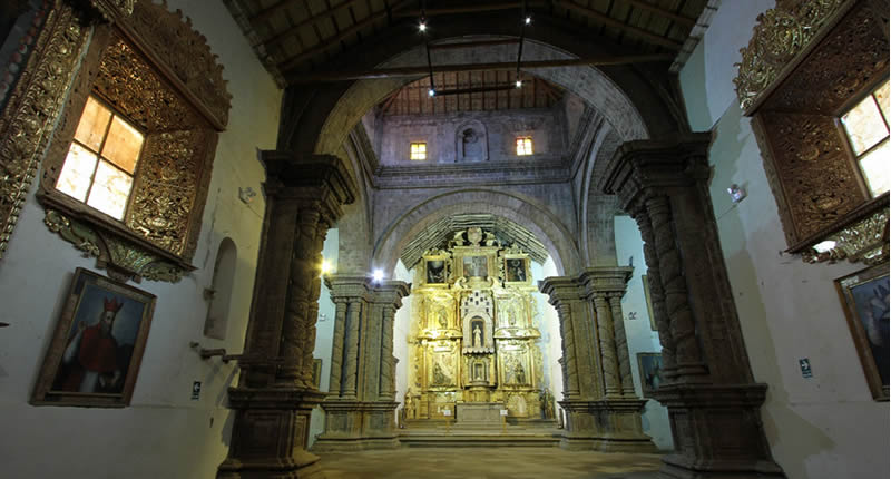 Interior con altar, Museo San Juan de Letrán de Juli