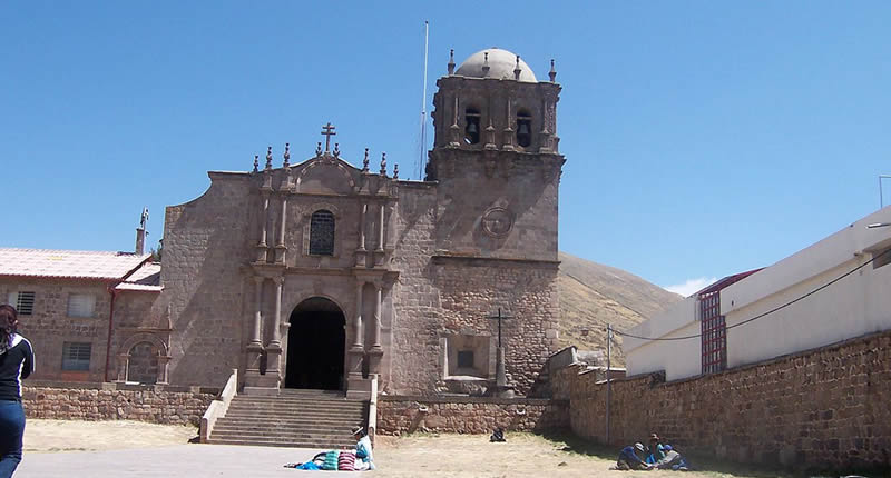 Templo San Pedro Mártir en Juli – catedral barroca a orillas del lago Titicaca