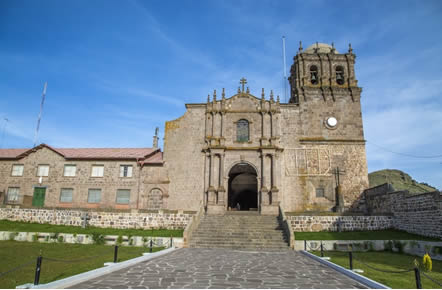 Templo San Pedro Mártir en la pequeña ciudad de Juli, a orillas del lago Titicaca
