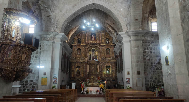 Interior del Templo Santiago Apóstol en Santiago de Pupuja