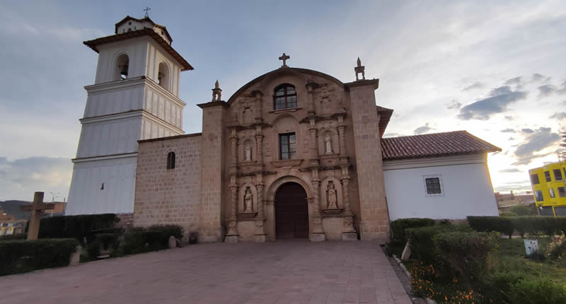 Templo de Nuestra Señora de la Asunción de Azángaro: barroco «Templo de Oro» en el Altiplano de Puno